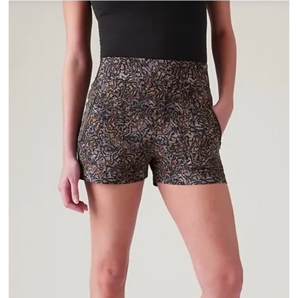 Athleta Trekkie‎ North Pull On Shorts Mid Rise 6 Kinetic Abstract Black Print